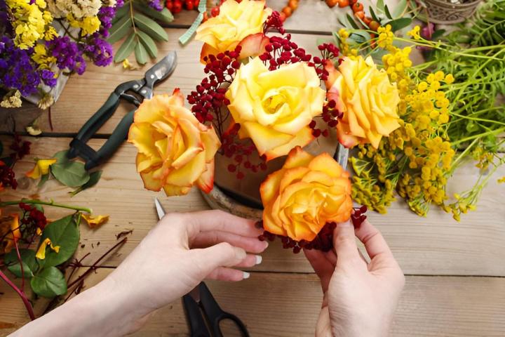 Réalisation de bouquets personnalisés.